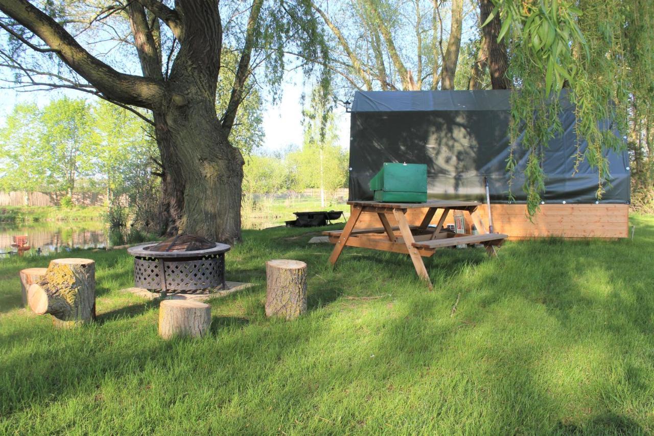 Hotel "George'S" Lakeside Wooden Tipi Clare Exteriér fotografie